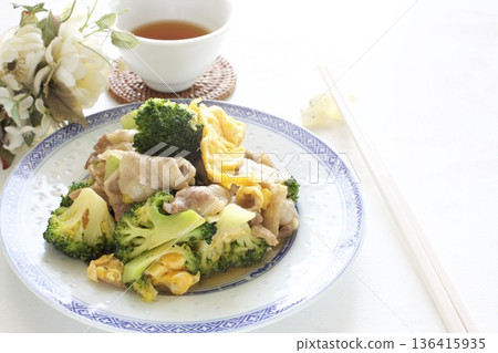 中國茶炒豬肉西蘭花 中國茶炒豬肉西蘭花 136415935