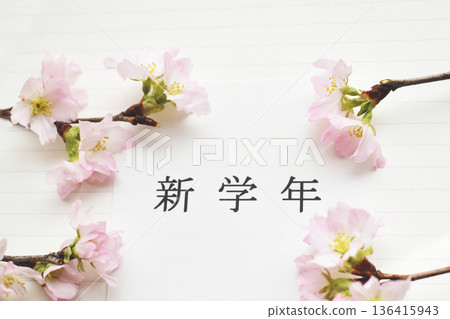 白色背景上的慶應櫻花和新學年字樣 136415943
