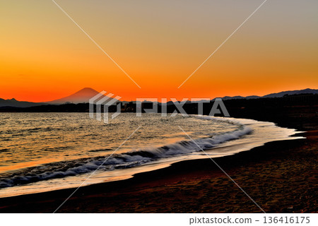 冬日傍晚，從茅崎海岸眺望富士山，長曝光攝影 136416175