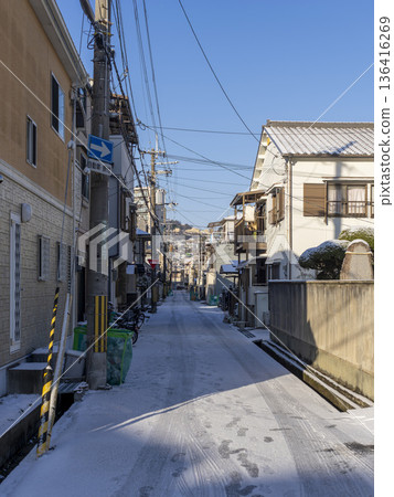 道路結冰的居民區 道路結冰的居民區 136416269