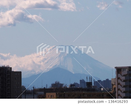 富士山白雪皚皚,雲霧繚繞。 富士山白雪皚皚,雲霧繚繞。 136416293