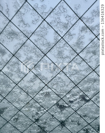 庫存照片: 雪和水滴的圖像在窗戶的 庫存照片: 雪和水滴的圖像在窗戶的 136416329