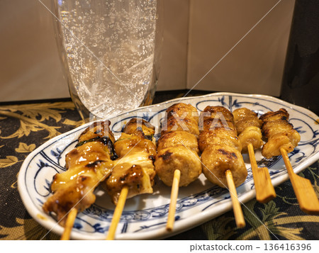 A blissful evening drink: yakitori with a sparkling sauce and a highball A blissful evening drink: yakitori with a sparkling sauce and a highball 136416396