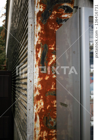 生鏽的香煙標誌 生鏽的香煙標誌 136416731