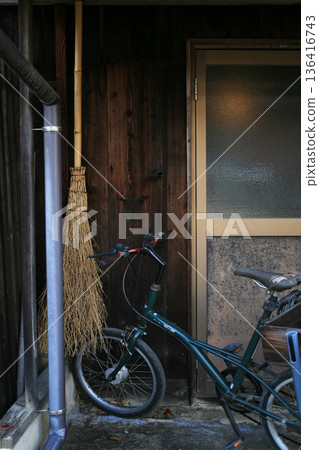 老房子屋簷下的自行車 136416743