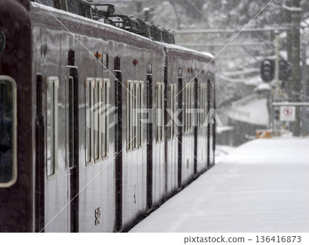 一列火車停靠在白雪皚皚的車站。 一列火車停靠在白雪皚皚的車站。 136416873