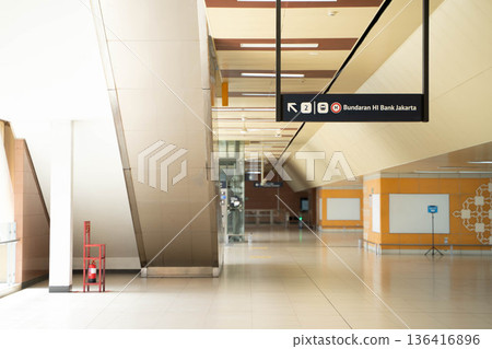 雅加達地鐵站內部/現代化城市鐵路基礎設施(印尼) 雅加達地鐵站內部/現代化城市鐵路基礎設施(印尼) 136416896