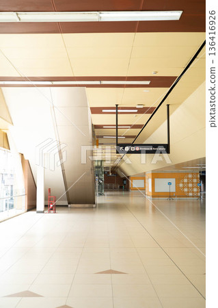 雅加達地鐵站內部/現代化城市鐵路基礎設施（印尼） 136416926