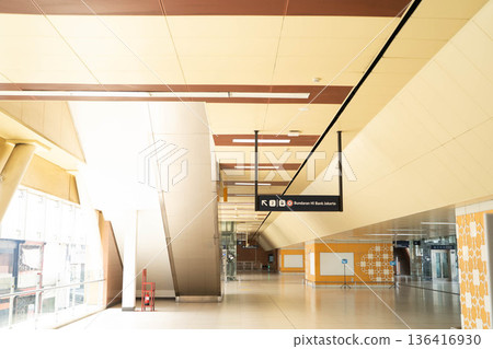 雅加達地鐵站內部/現代化城市鐵路基礎設施（印尼） 136416930