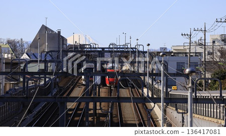 從世田谷區大田富士356廣場眺望富士山和小田急浪漫特快列車(上行列車)。 從世田谷區大田富士356廣場眺望富士山和小田急浪漫特快列車(上行列車)。 136417081