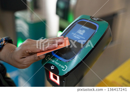 雅加達：地鐵檢票閘機刷卡－無現金支付概念 136417241