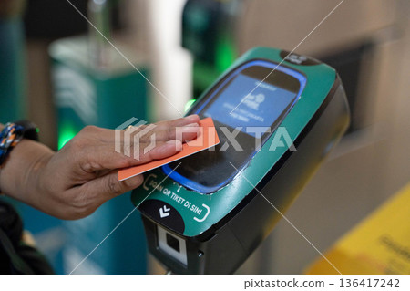 雅加達：地鐵檢票閘機刷卡－無現金支付概念 136417242
