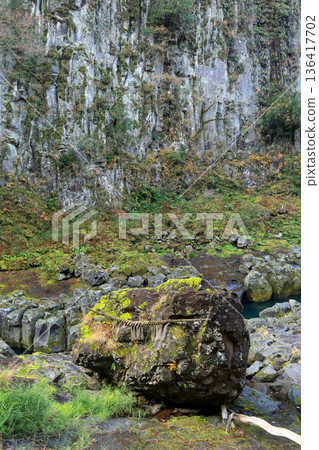 從宮崎縣高千穗町高千穗峽步道眺望喜八力石和柱狀節理峭壁 從宮崎縣高千穗町高千穗峽步道眺望喜八力石和柱狀節理峭壁 136417702
