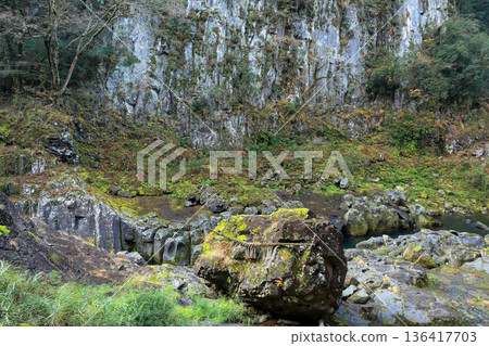 從宮崎縣高千穗町高千穗峽步道眺望喜八力石和柱狀節理峭壁 從宮崎縣高千穗町高千穗峽步道眺望喜八力石和柱狀節理峭壁 136417703