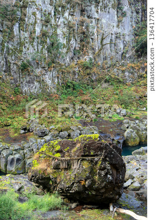 從宮崎縣高千穗町高千穗峽步道眺望喜八力石和柱狀節理峭壁 136417704