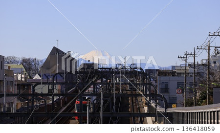 從世田谷區大田富士356廣場眺望富士山和下行的小田急浪漫特快列車。 從世田谷區大田富士356廣場眺望富士山和下行的小田急浪漫特快列車。 136418059