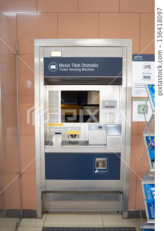 雅加達地鐵站內的自動售票機 雅加達地鐵站內的自動售票機 136418097