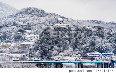 從石山展望台眺望雪中的國寶犬山城 136418127