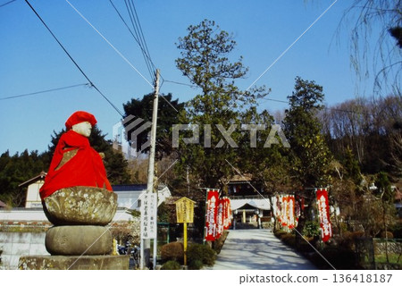 通往秩父市野坂寺的道路與地藏菩薩像 | 埼玉縣秩父市春景(底片照片) 通往秩父市野坂寺的道路與地藏菩薩像 | 埼玉縣秩父市春景(底片照片) 136418187