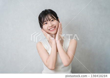 身穿背心的年輕亞洲女性（美容、化妝、護膚） 136418284