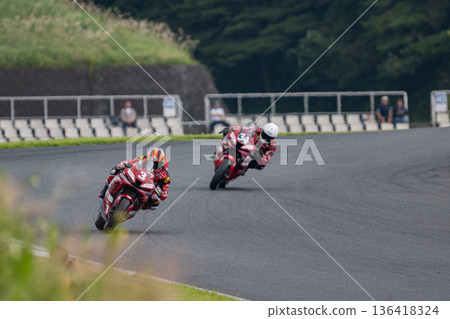 兩位摩托車賽車手攻彎－近身搏鬥的賽車場景 136418324
