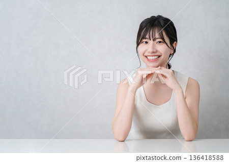 身穿背心的年輕亞洲女性(美容、化妝、護膚) 身穿背心的年輕亞洲女性(美容、化妝、護膚) 136418588