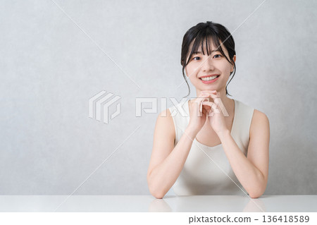 身穿背心的年輕亞洲女性（美容、化妝、護膚） 136418589