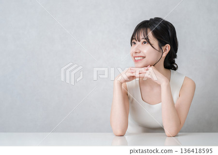 身穿背心的年輕亞洲女性（美容、化妝、護膚） 136418595