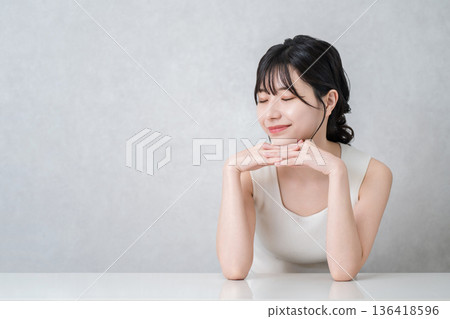 身穿背心的年輕亞洲女性（美容、化妝、護膚） 136418596