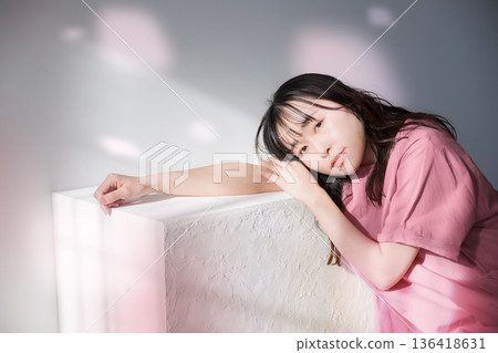 粉嫩的美人、盛開的春櫻，以及一位女子看向鏡頭的幸福特寫。 136418631