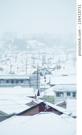 街道上覆蓋著積雪。 136418731