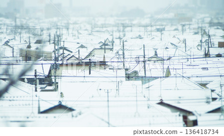 街道上覆蓋著積雪。 136418734