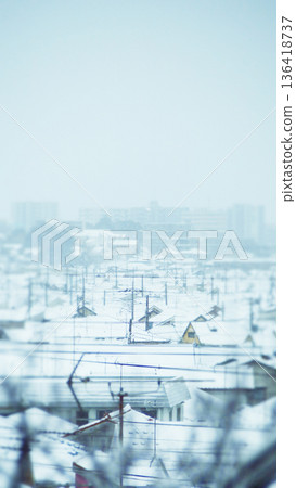 街道上覆蓋著積雪。 136418737