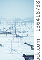 街道上覆蓋著積雪。 136418738