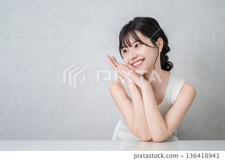 身穿背心的年輕亞洲女性(美容、化妝、護膚) 身穿背心的年輕亞洲女性(美容、化妝、護膚) 136418941