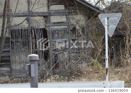 被遺棄的廢棄的商店 被遺棄的廢棄的商店 136419054