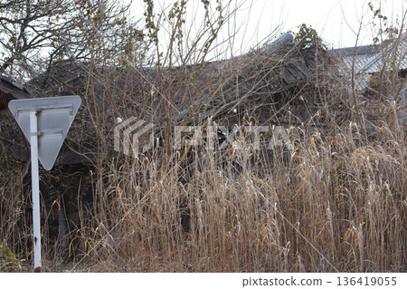 被遺棄的廢棄的商店 被遺棄的廢棄的商店 136419055