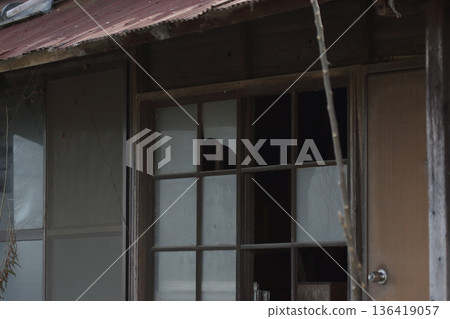 被遺棄的廢棄的商店 被遺棄的廢棄的商店 136419057