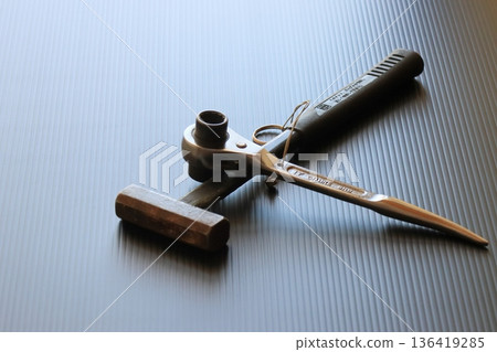 雙頭棘輪扳手和錘子、鑿子和錘子、鷹架工人工具 136419285