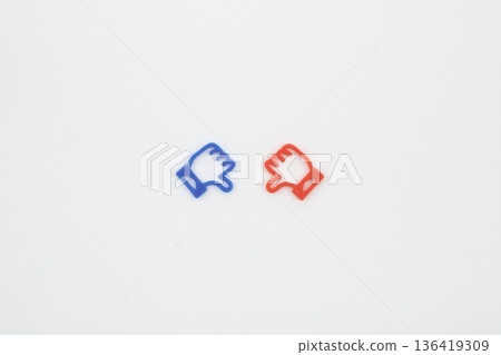 紅色和藍色的噓聲圖示表示低評分 136419309
