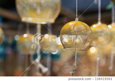 漂亮的玻璃風鈴 136419561