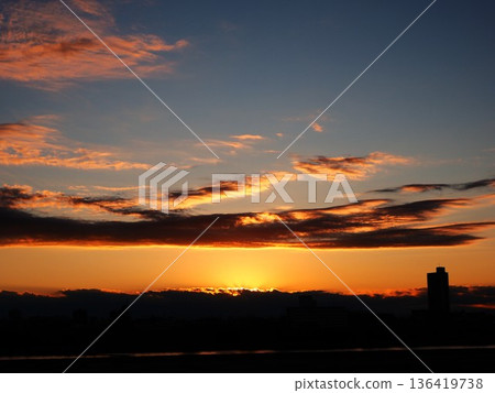 雲彩漂浮在美麗的夕陽天空中 雲彩漂浮在美麗的夕陽天空中 136419738