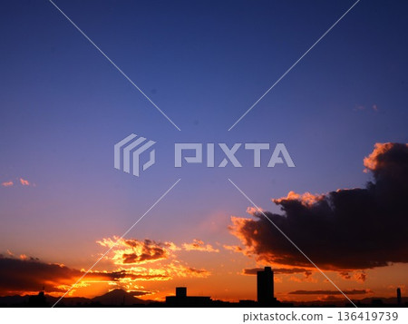 雲彩漂浮在美麗的夕陽天空中 136419739