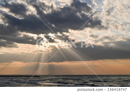 深秋日落日,烏奇納達海岸 深秋日落日,烏奇納達海岸 136419747