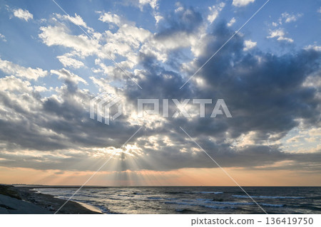 深秋日落日,烏奇納達海岸 深秋日落日,烏奇納達海岸 136419750