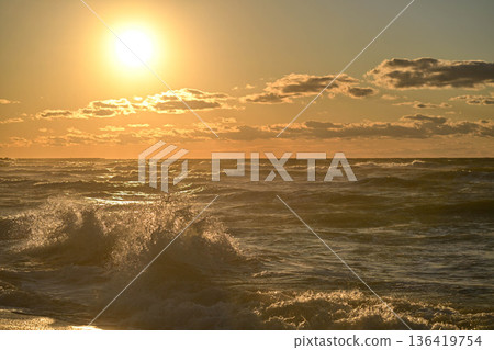 深秋日落日,烏奇納達海岸 深秋日落日,烏奇納達海岸 136419754