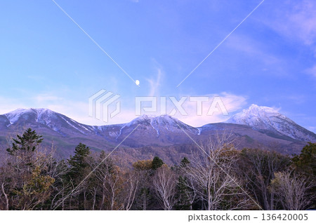 知床山脈和月亮 知床山脈和月亮 136420005