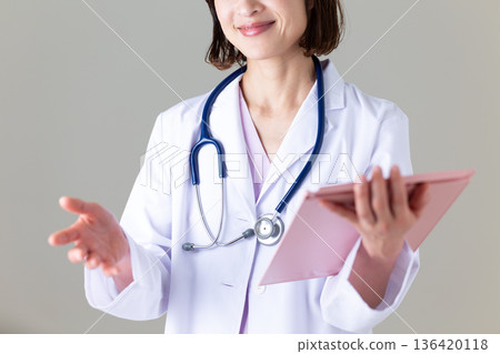 身穿白大褂的中年女醫生 136420118