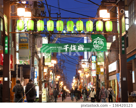 黃昏東京的北千住郵政鎮街道 黃昏東京的北千住郵政鎮街道 136420123