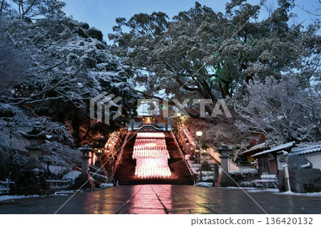 為祈福考生，保府天滿宮擺放了鮮花。 136420132